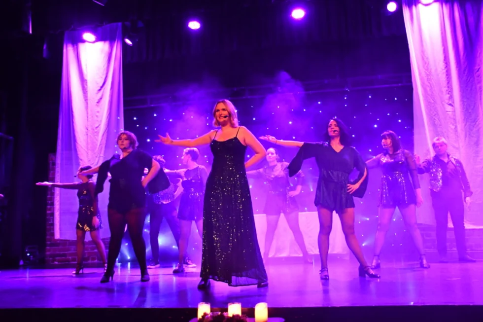 Performance Chicago - Adultes sur scène en tenues glamour